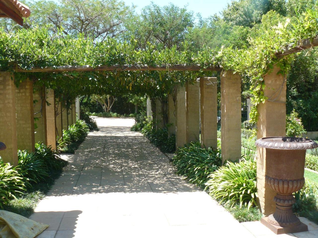 Moon And Sixpence Garden Guest House ملدرزدريفت المظهر الخارجي الصورة